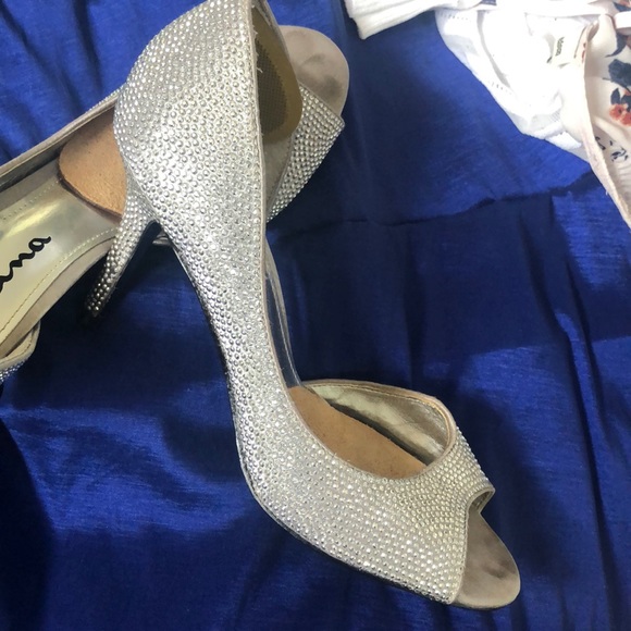 Shimmering silver heels! - Picture 2 of 3